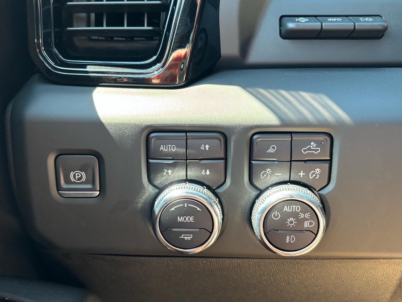 GMC Sierra 1500 AT4 Crew Cab 4WD 2023