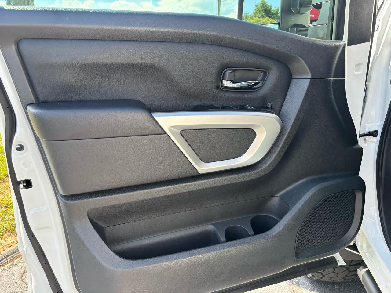 Nissan Titan XD SV Crew Cab 4WD 2022