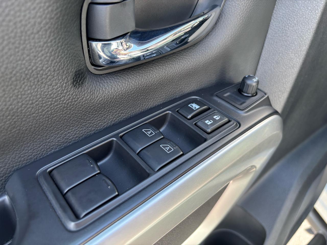 Nissan Titan XD SV Crew Cab 4WD 2022