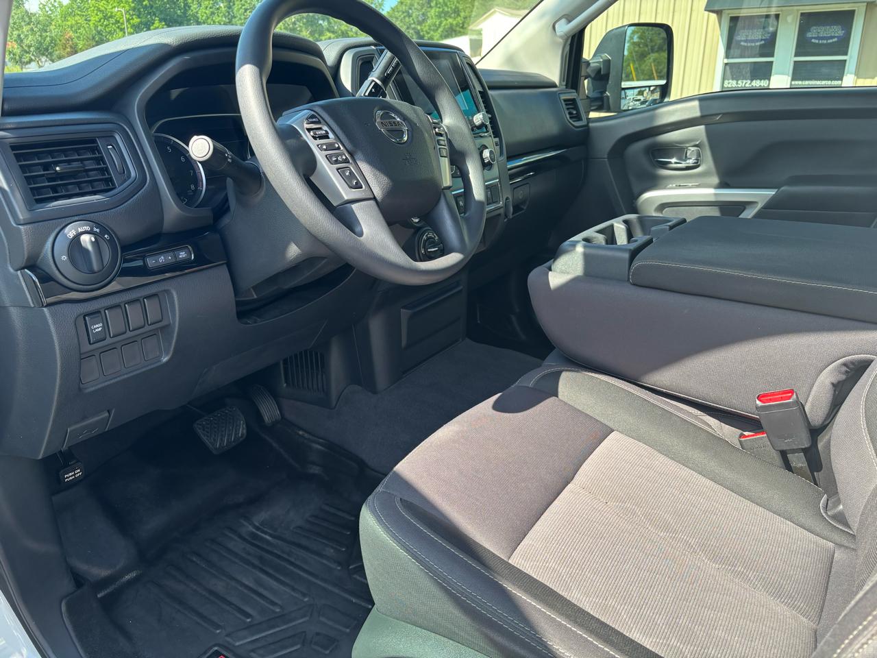 Nissan Titan XD SV Crew Cab 4WD 2022