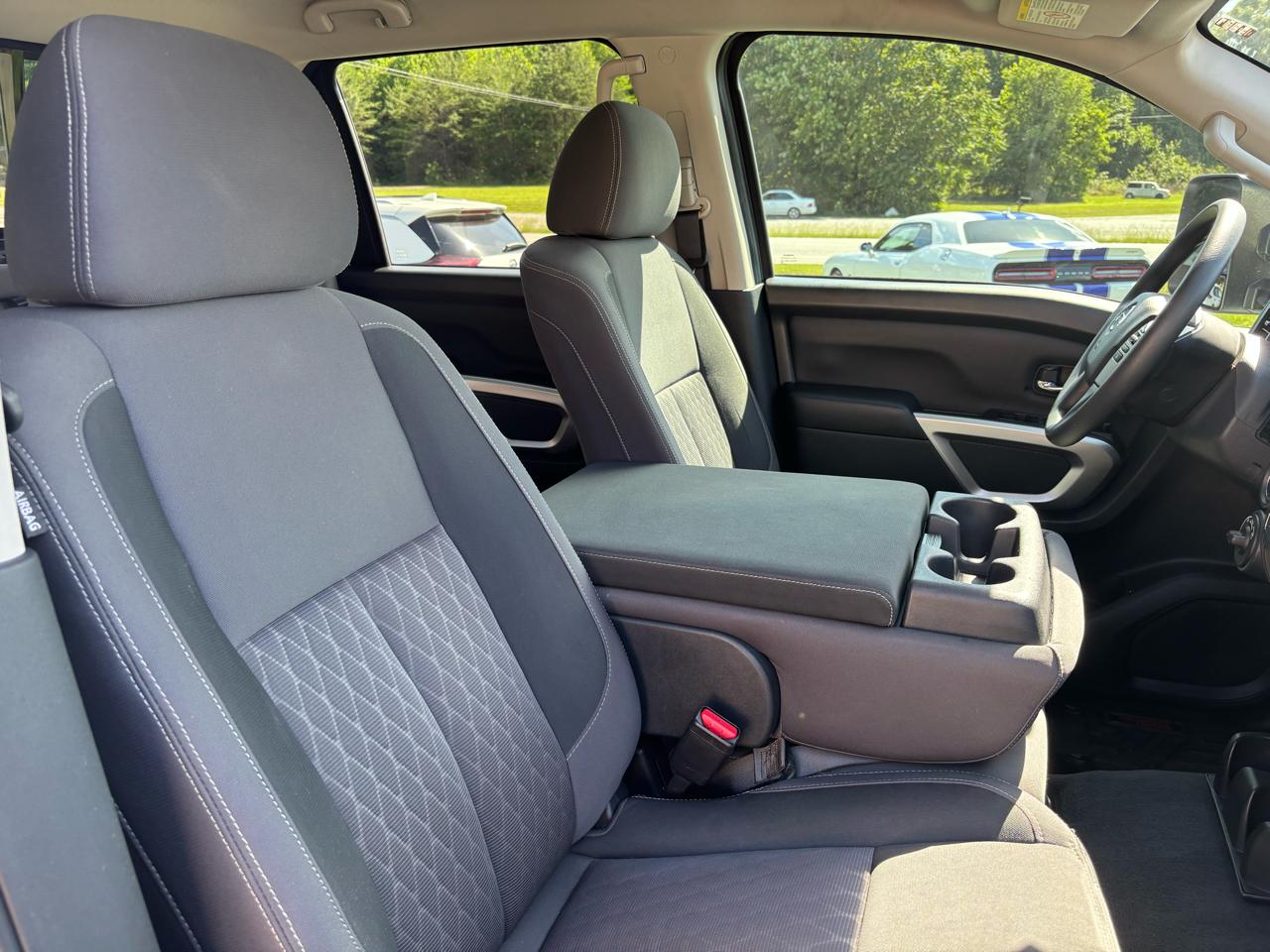 Nissan Titan XD SV Crew Cab 4WD 2022