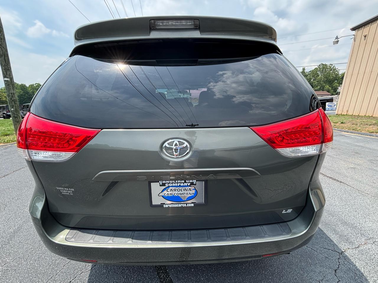 Toyota Sienna FWD 7-Passenger I4 2012