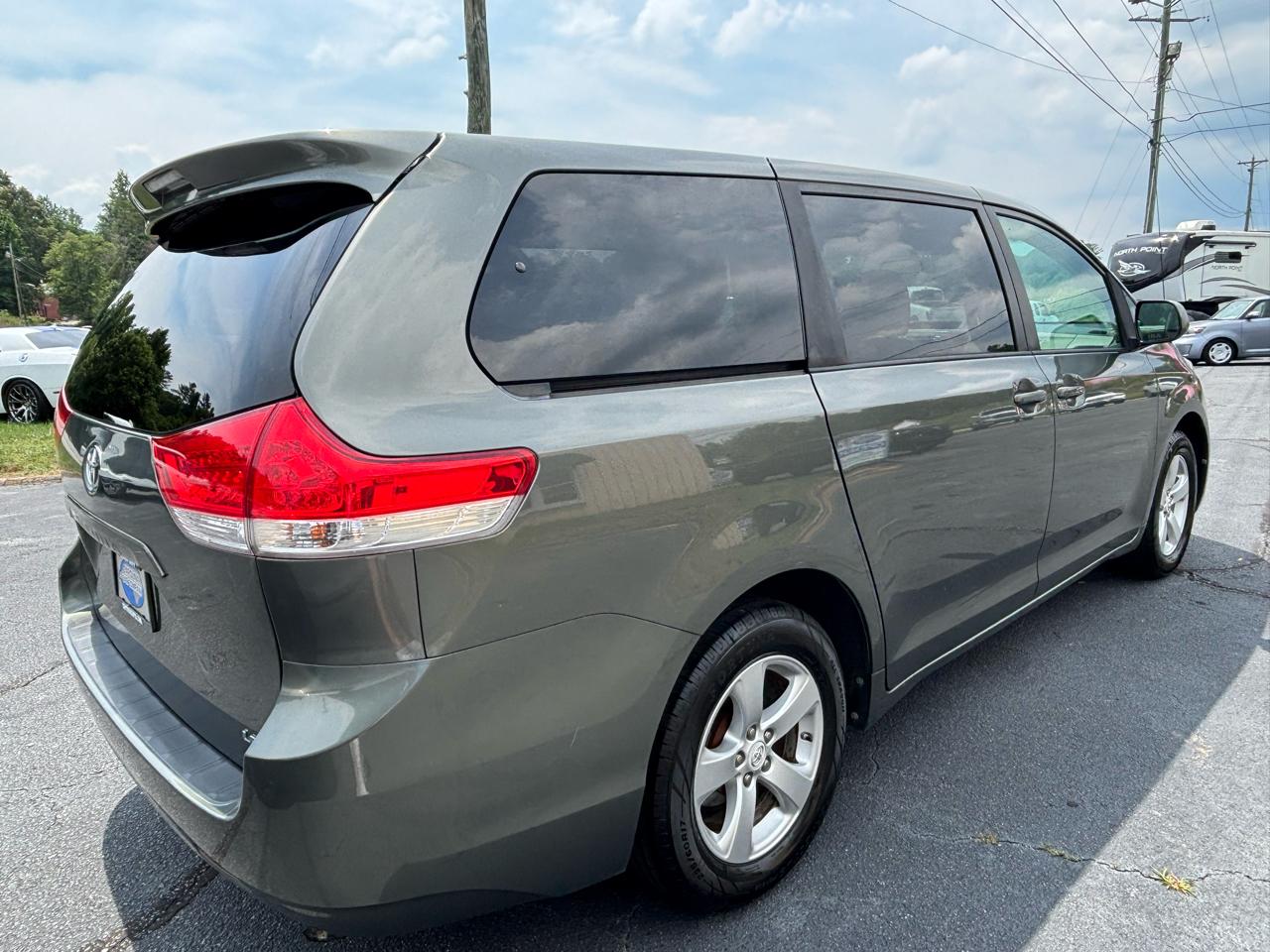 Toyota Sienna FWD 7-Passenger I4 2012