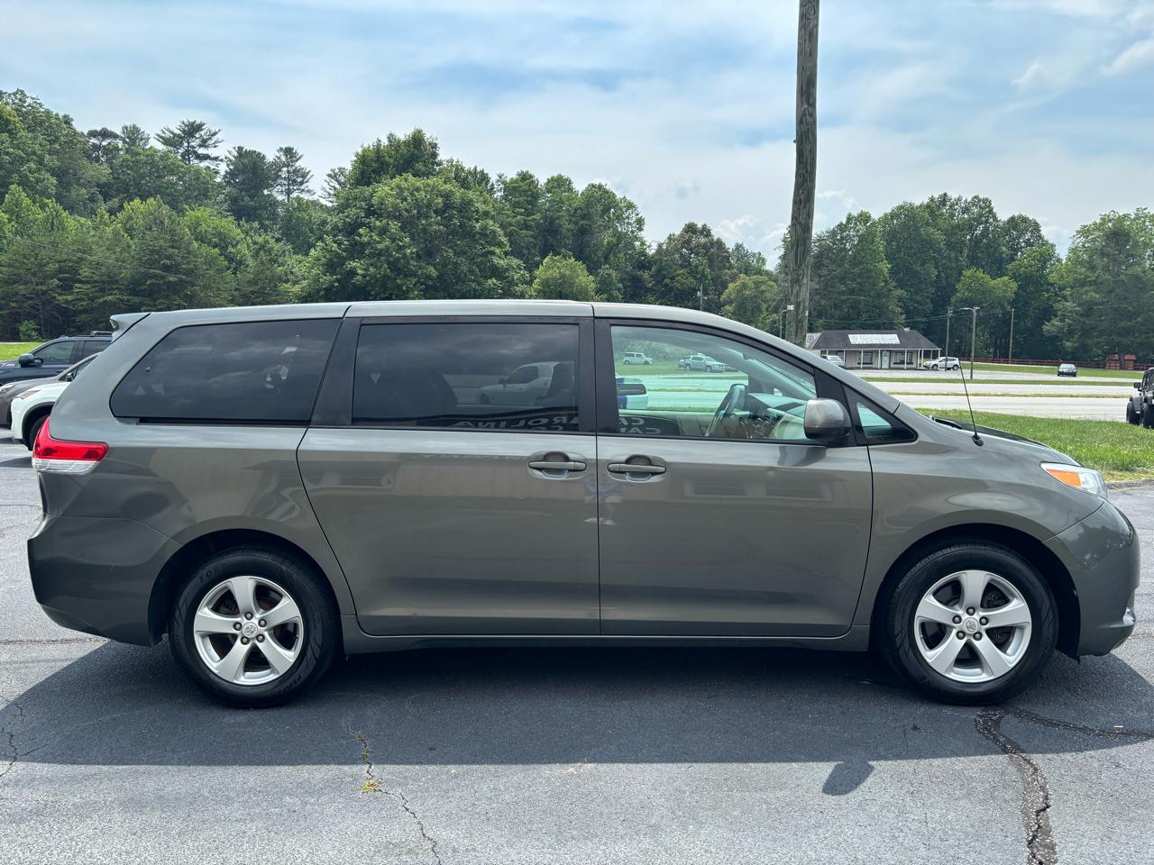Toyota Sienna FWD 7-Passenger I4 2012