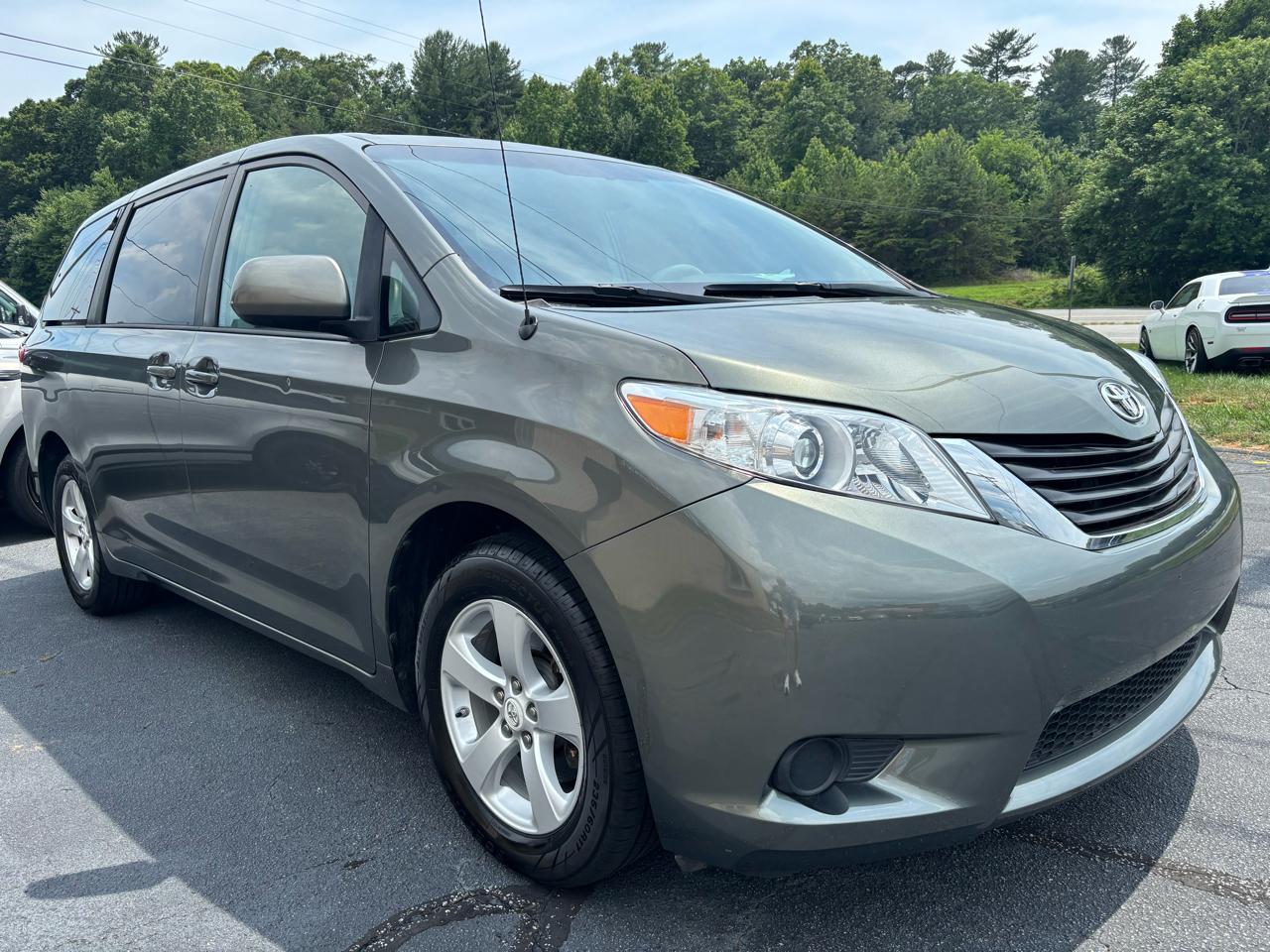 Toyota Sienna FWD 7-Passenger I4 2012