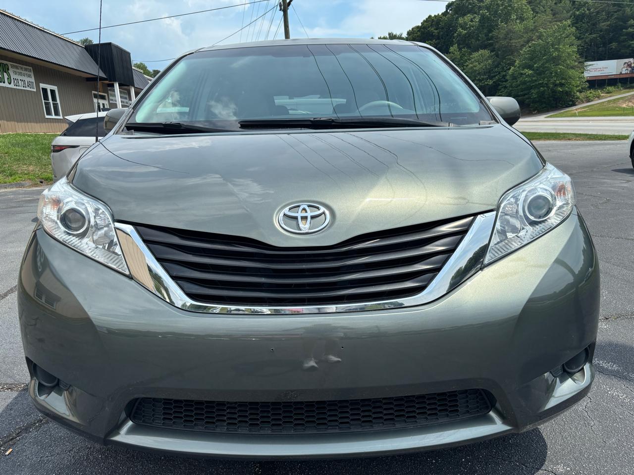 Toyota Sienna FWD 7-Passenger I4 2012