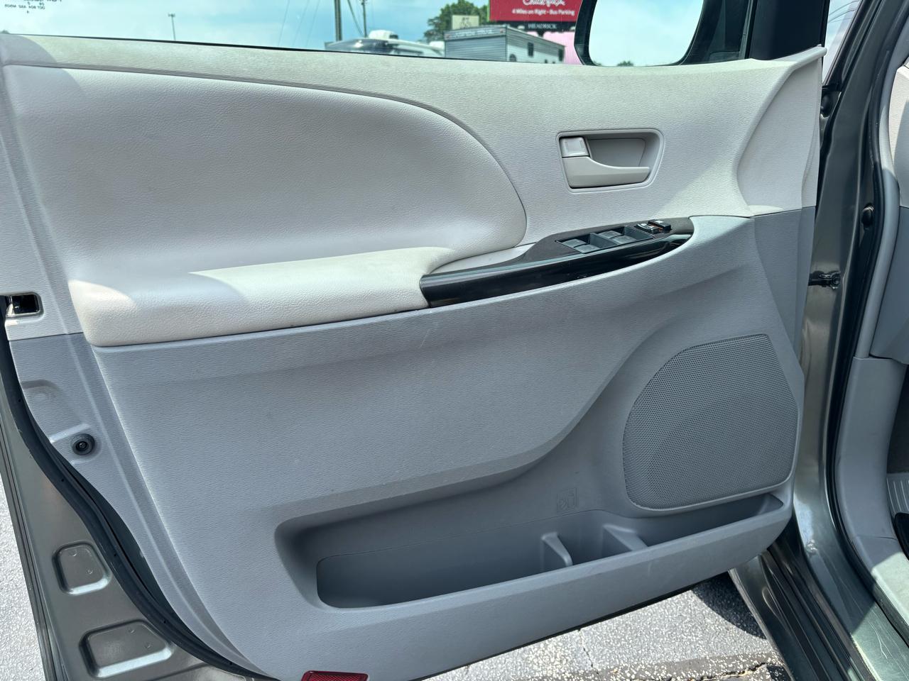 Toyota Sienna FWD 7-Passenger I4 2012
