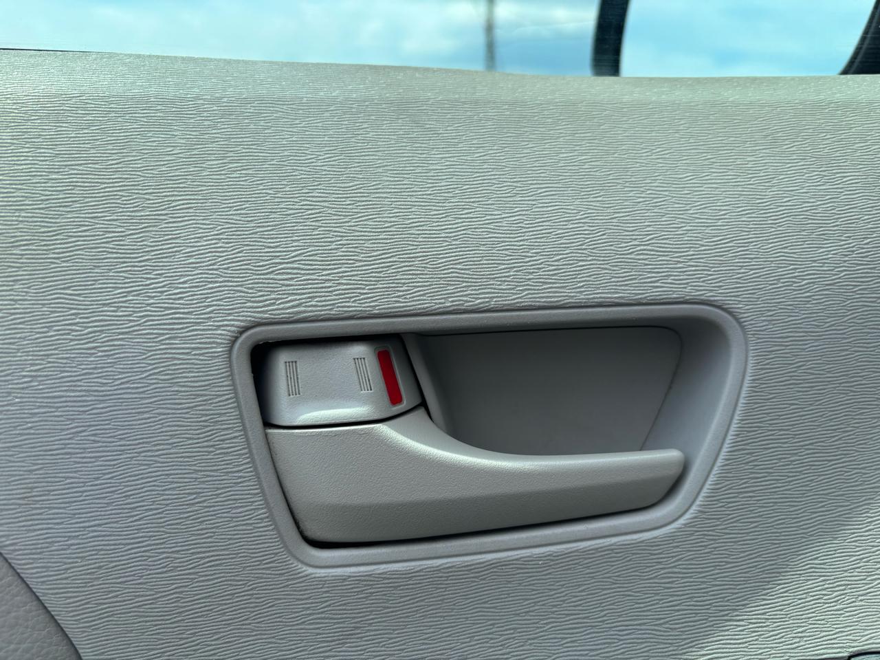 Toyota Sienna FWD 7-Passenger I4 2012