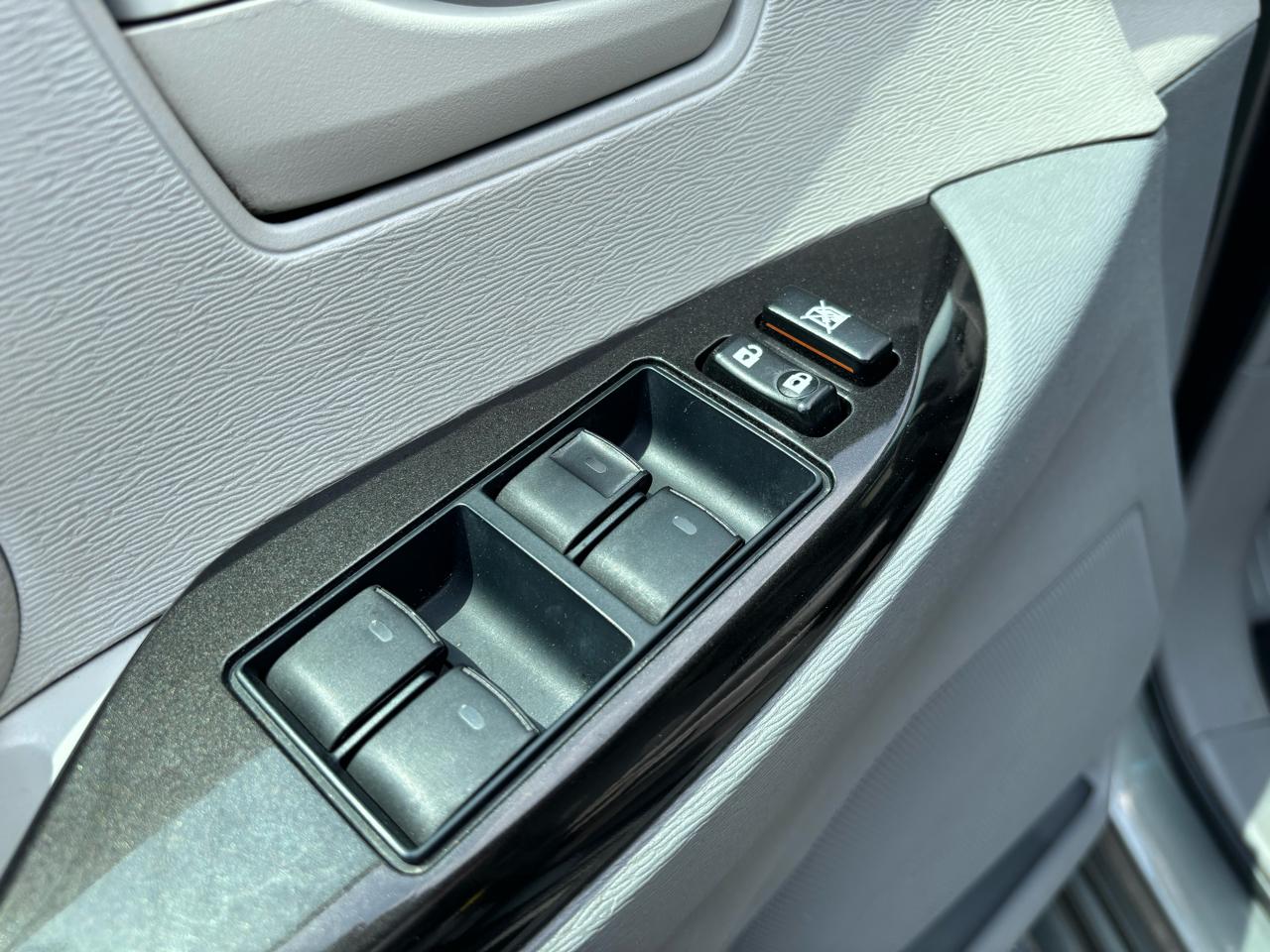 Toyota Sienna FWD 7-Passenger I4 2012