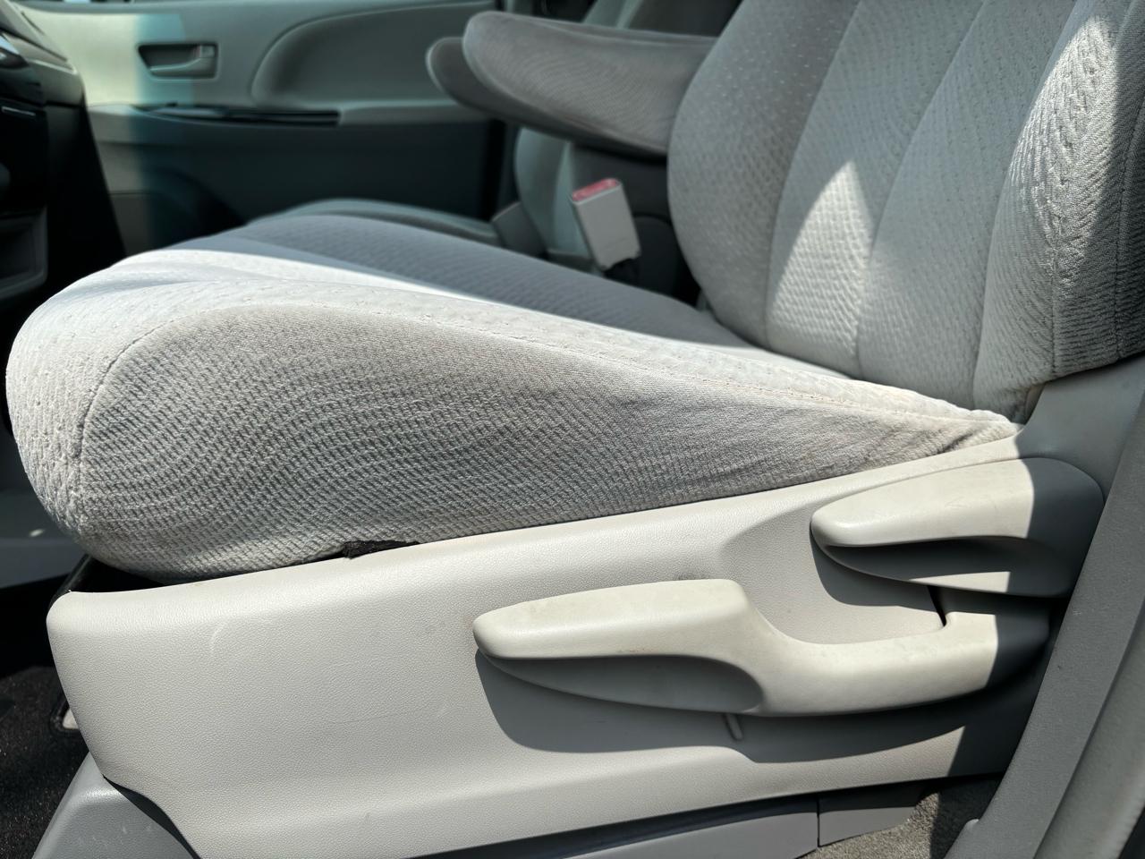 Toyota Sienna FWD 7-Passenger I4 2012