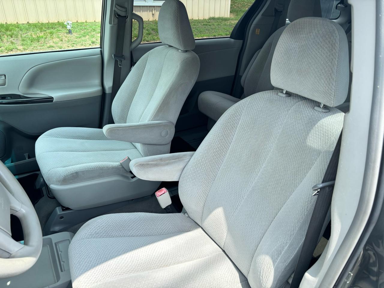 Toyota Sienna FWD 7-Passenger I4 2012