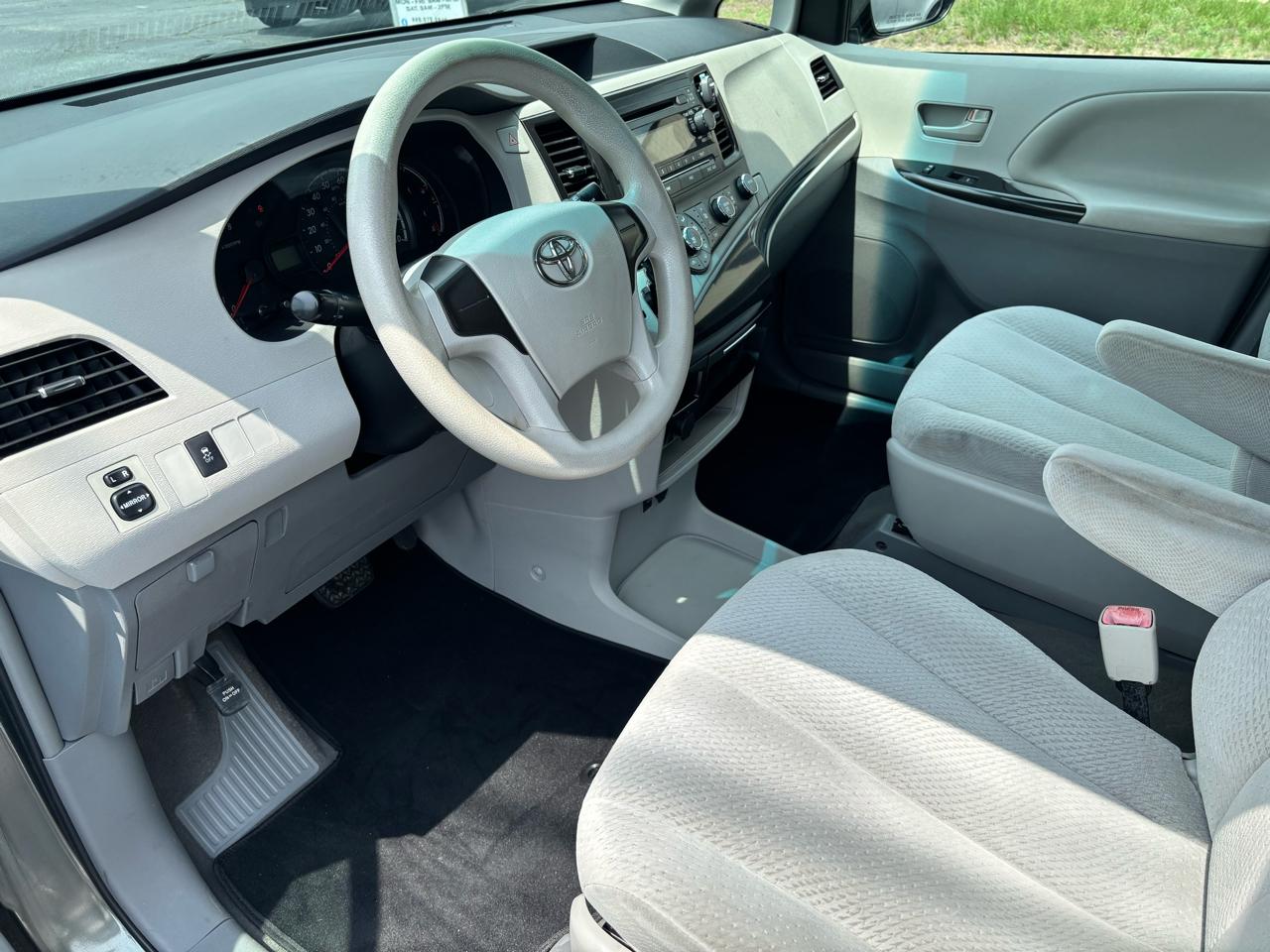 Toyota Sienna FWD 7-Passenger I4 2012