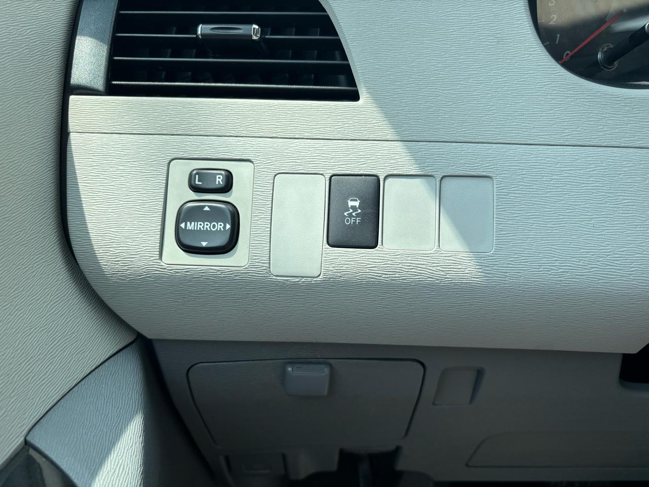 Toyota Sienna FWD 7-Passenger I4 2012