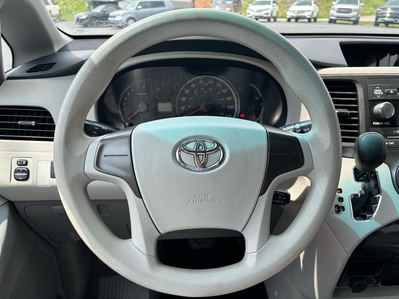 Toyota Sienna FWD 7-Passenger I4 2012
