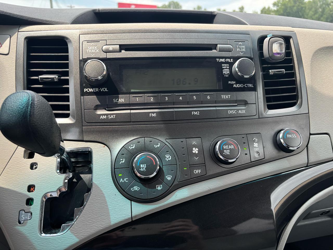 Toyota Sienna FWD 7-Passenger I4 2012