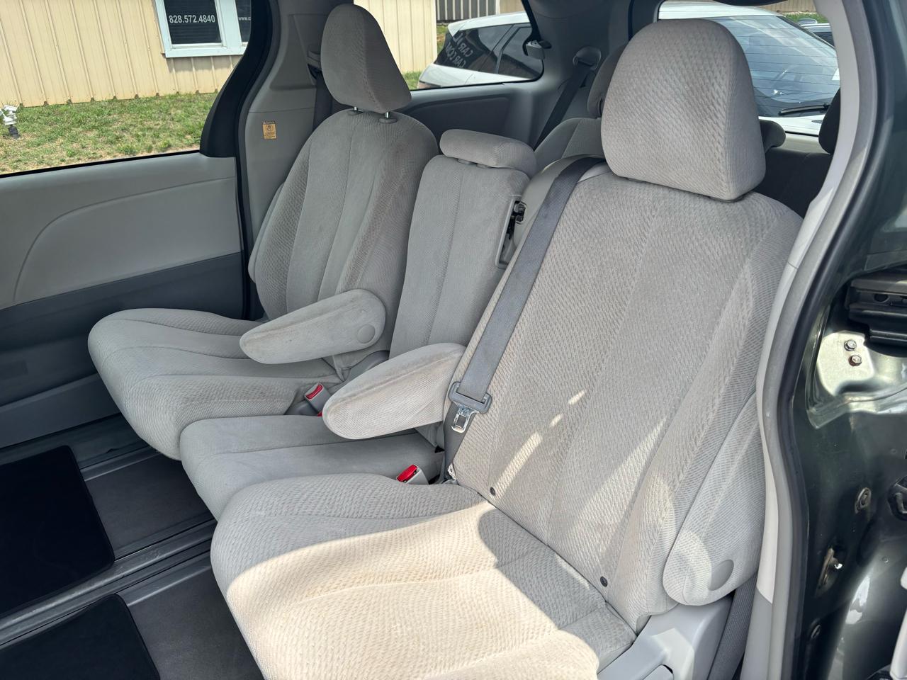 Toyota Sienna FWD 7-Passenger I4 2012