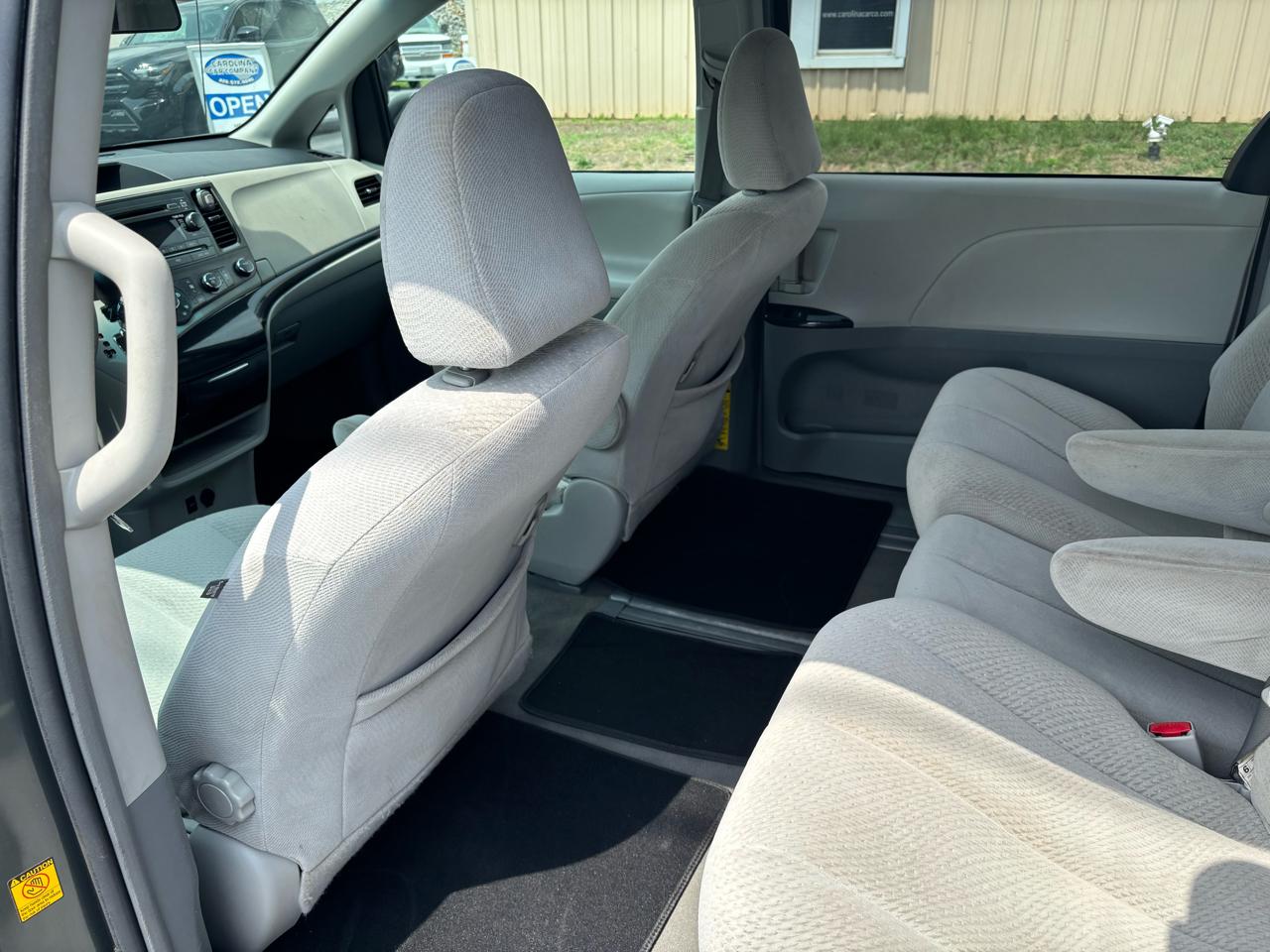 Toyota Sienna FWD 7-Passenger I4 2012