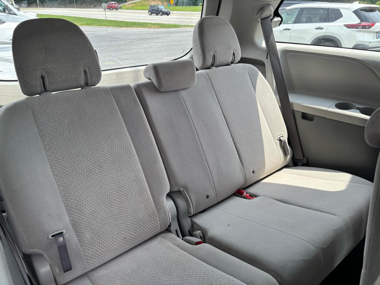 Toyota Sienna FWD 7-Passenger I4 2012