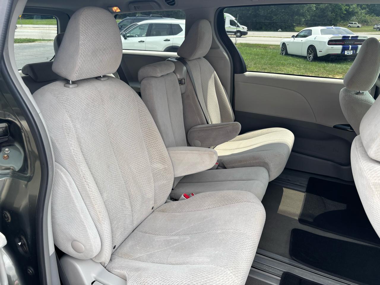 Toyota Sienna FWD 7-Passenger I4 2012