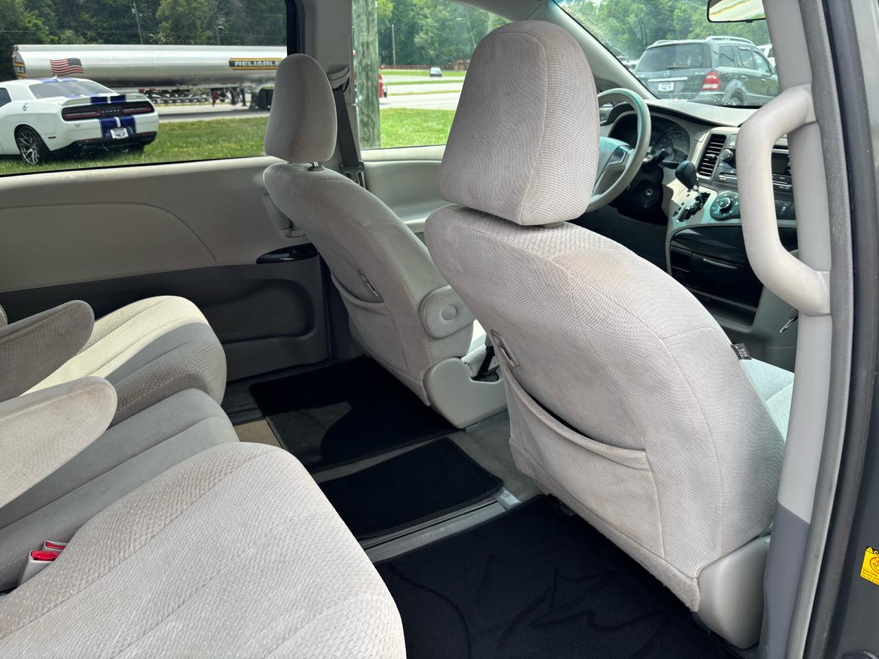 Toyota Sienna FWD 7-Passenger I4 2012