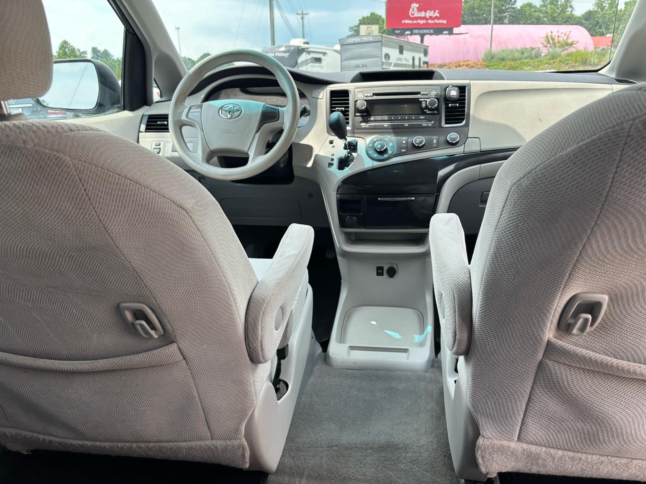 Toyota Sienna FWD 7-Passenger I4 2012