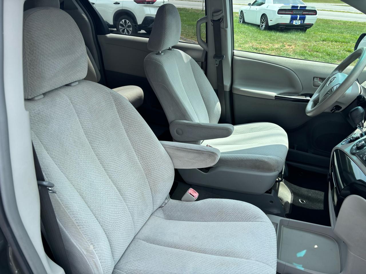 Toyota Sienna FWD 7-Passenger I4 2012