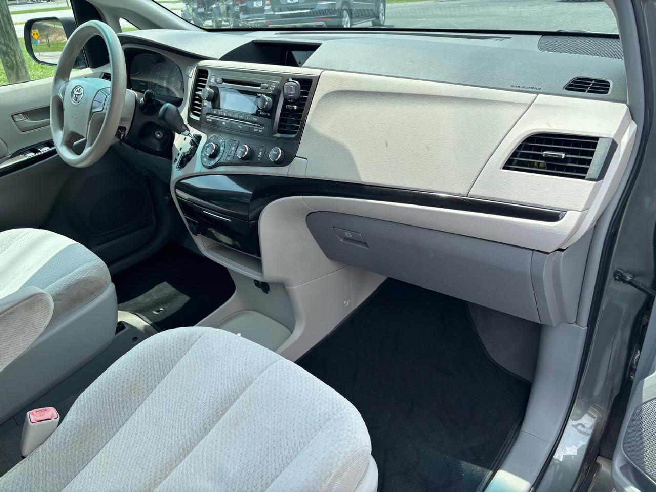 Toyota Sienna FWD 7-Passenger I4 2012