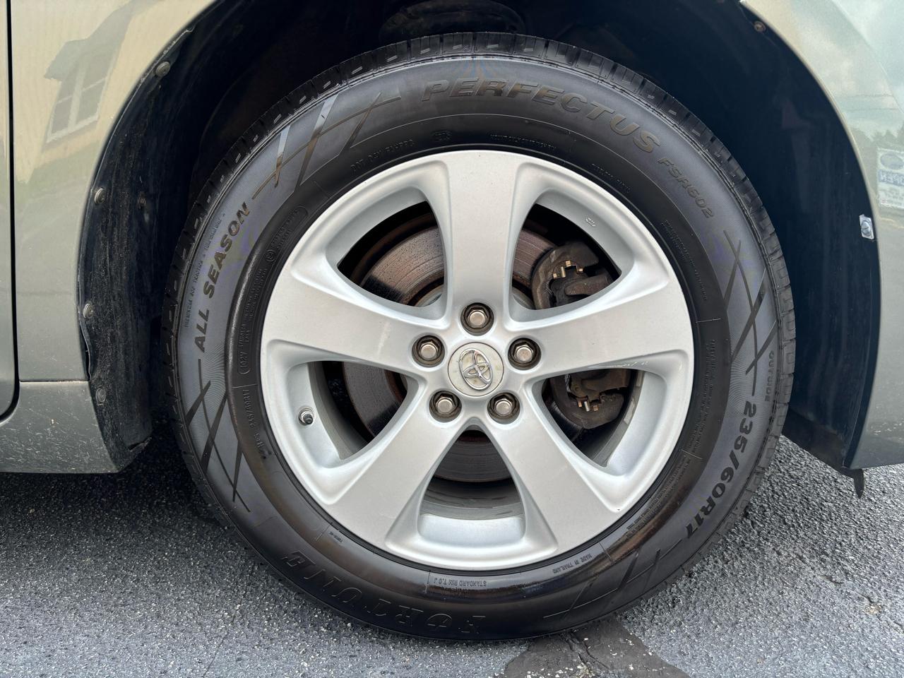 Toyota Sienna FWD 7-Passenger I4 2012