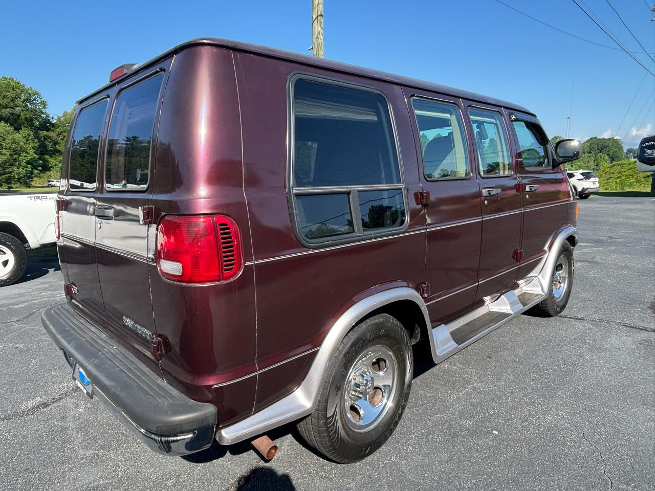 Dodge Ram Van 1500 SWB 2003