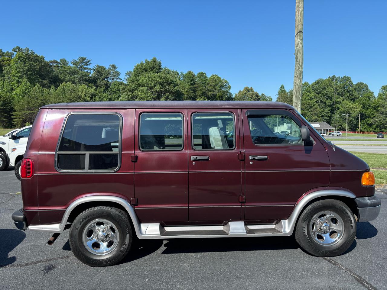 Dodge Ram Van 1500 SWB 2003