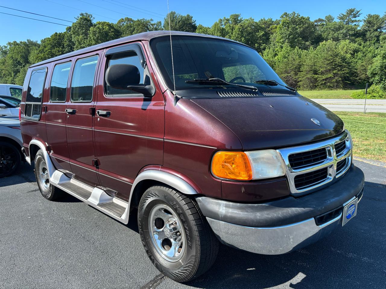 Dodge Ram Van 1500 SWB 2003