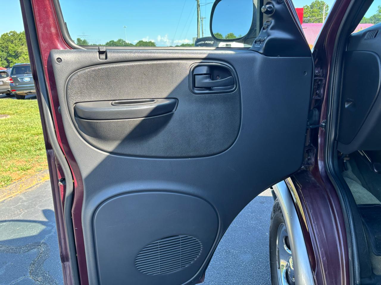 Dodge Ram Van 1500 SWB 2003