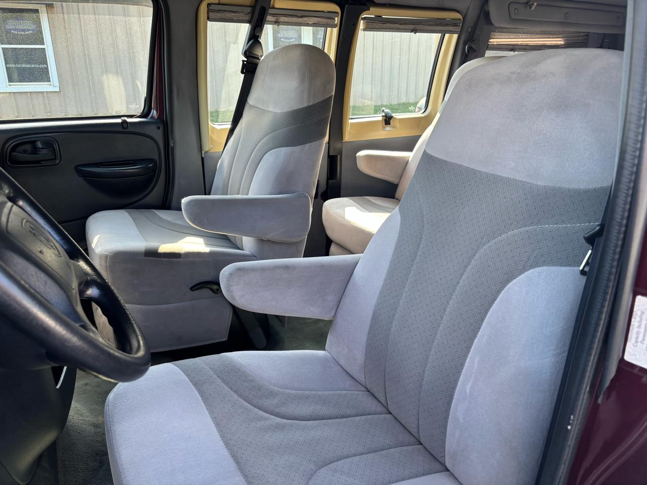 Dodge Ram Van 1500 SWB 2003