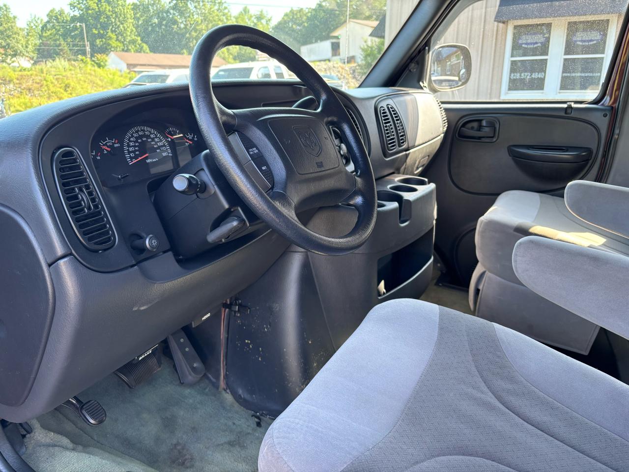 Dodge Ram Van 1500 SWB 2003