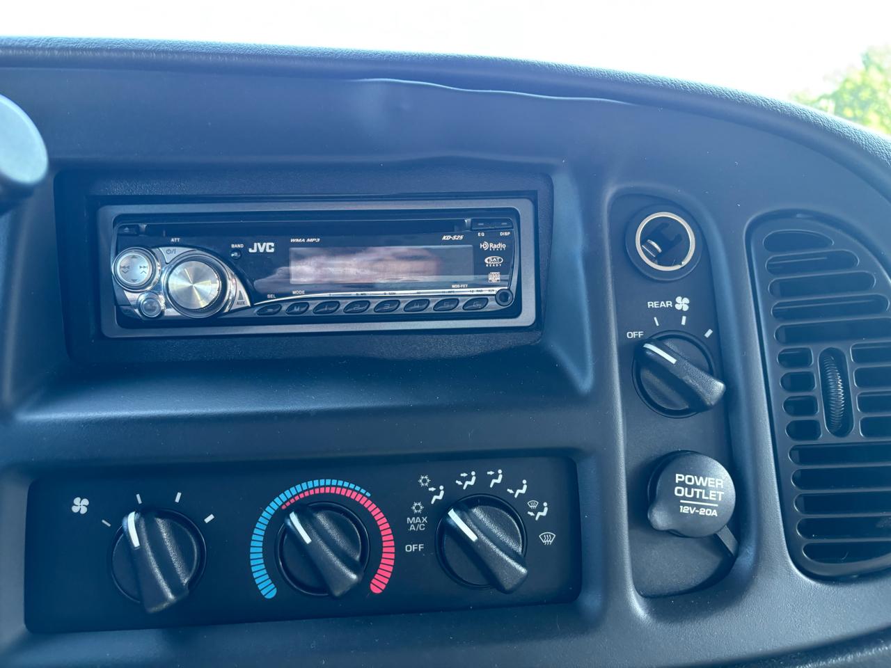 Dodge Ram Van 1500 SWB 2003