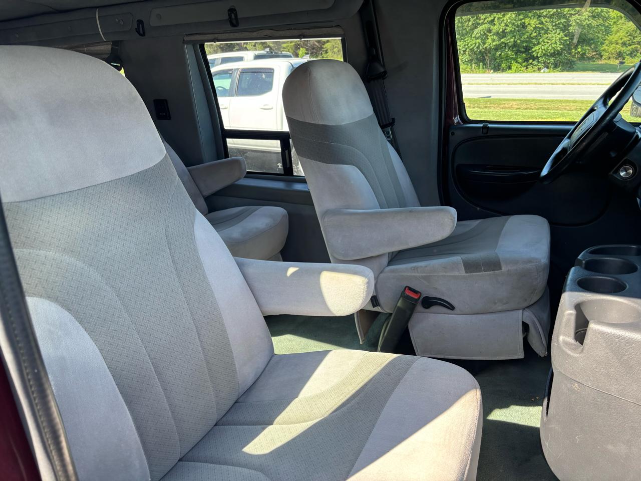 Dodge Ram Van 1500 SWB 2003