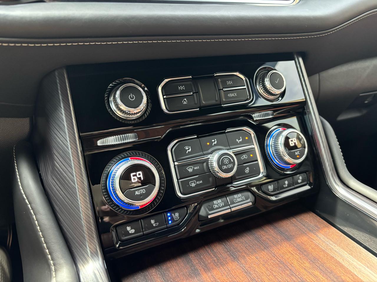 GMC Yukon XL Denali Ultimate 4WD 2023