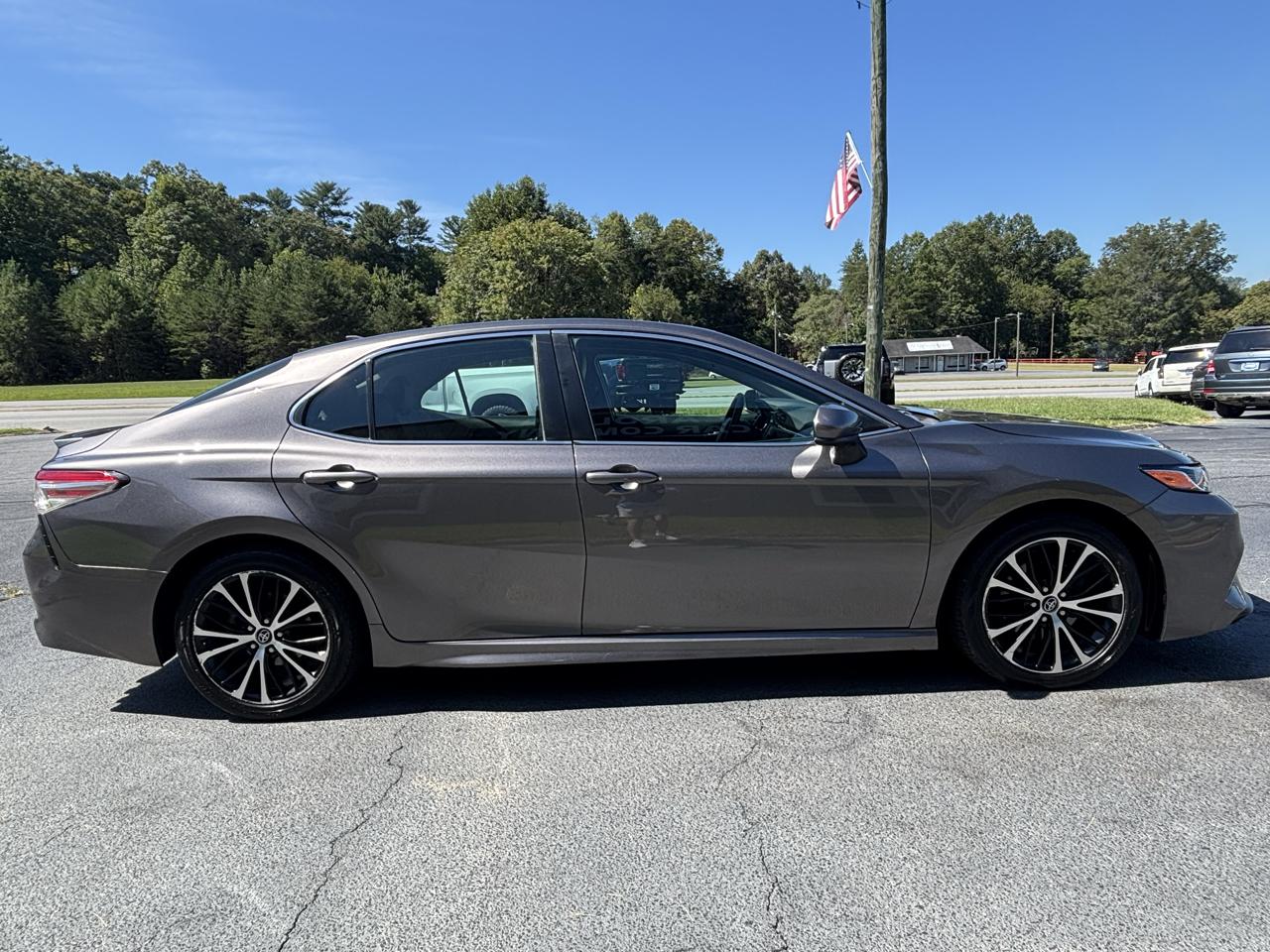 Toyota Camry SE 2020