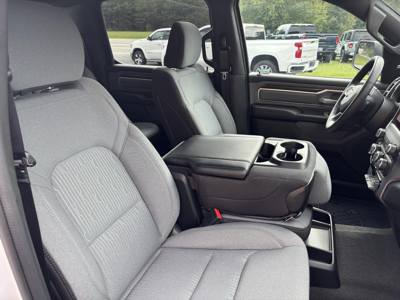 RAM 1500 Big Horn Crew Cab SWB 4WD 2022