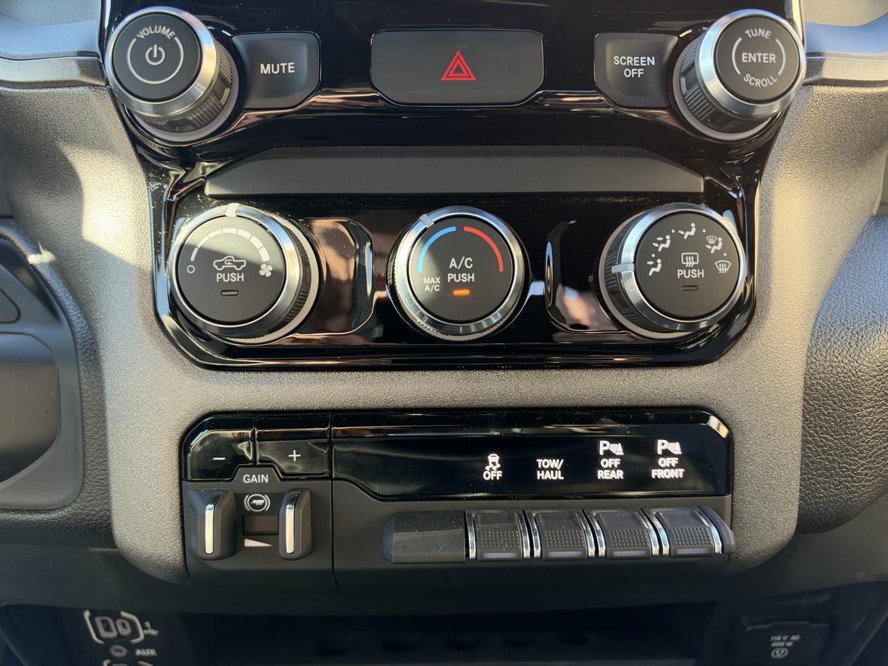 RAM 2500 Tradesman Crew Cab 4WD 2026