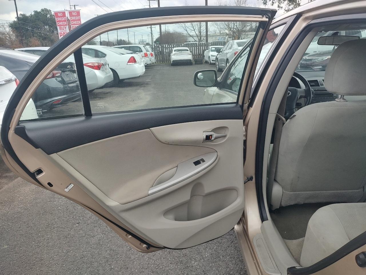 Toyota Corolla S 5-Speed MT 2011