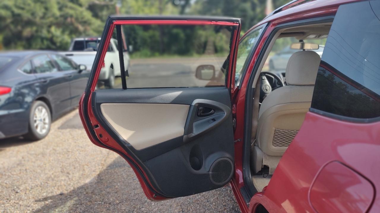 Toyota RAV4 Base I4 2WD 2012