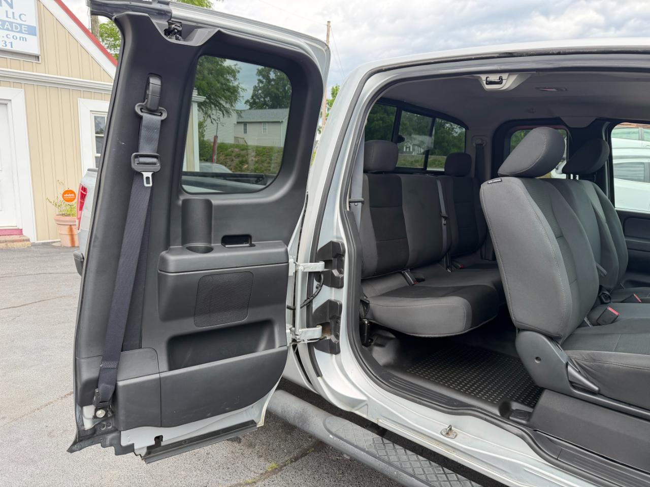 Nissan Titan SV King Cab 4WD 2010