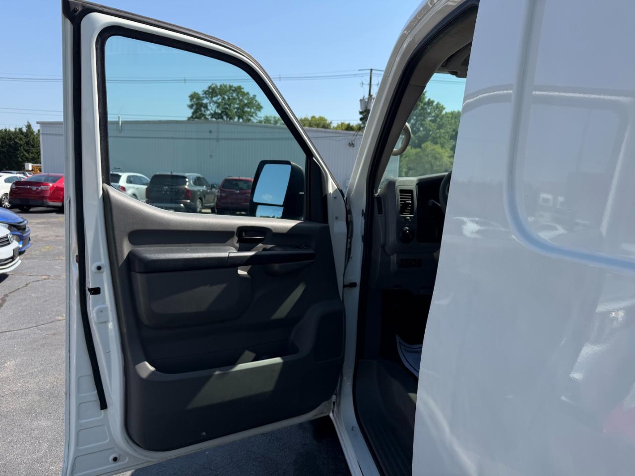 Nissan NV Cargo NV2500 HD Standard Roof V6 SV 2016