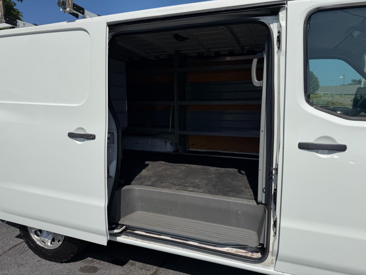 Nissan NV Cargo NV2500 HD Standard Roof V6 SV 2016