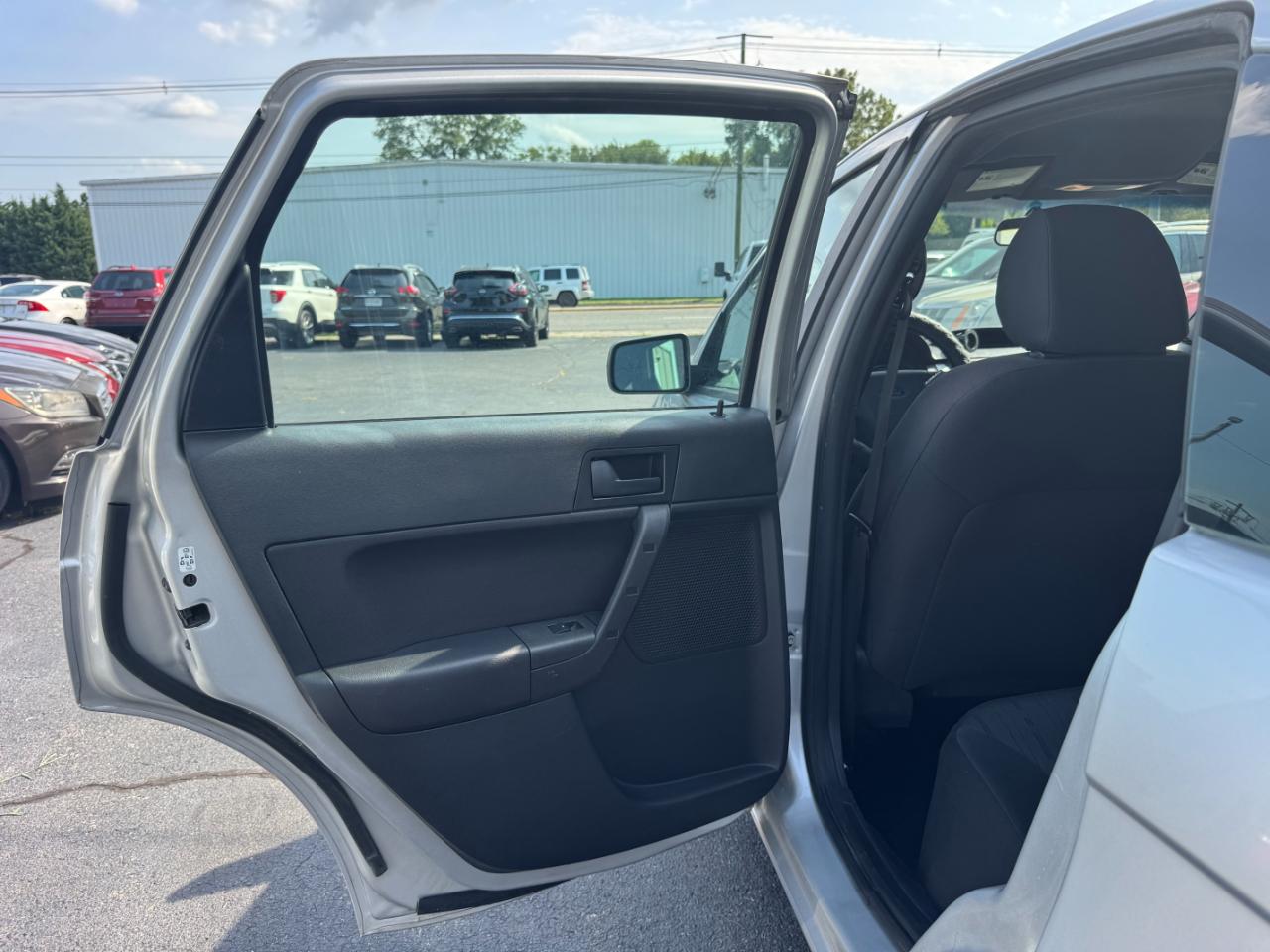 Ford Focus SE Sedan 2010