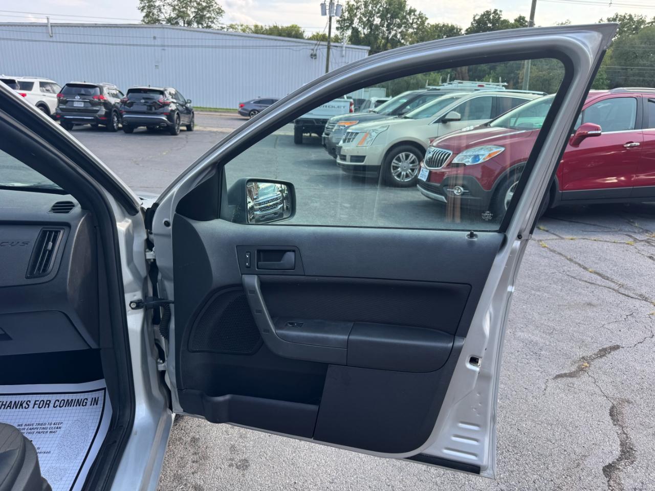 Ford Focus SE Sedan 2010