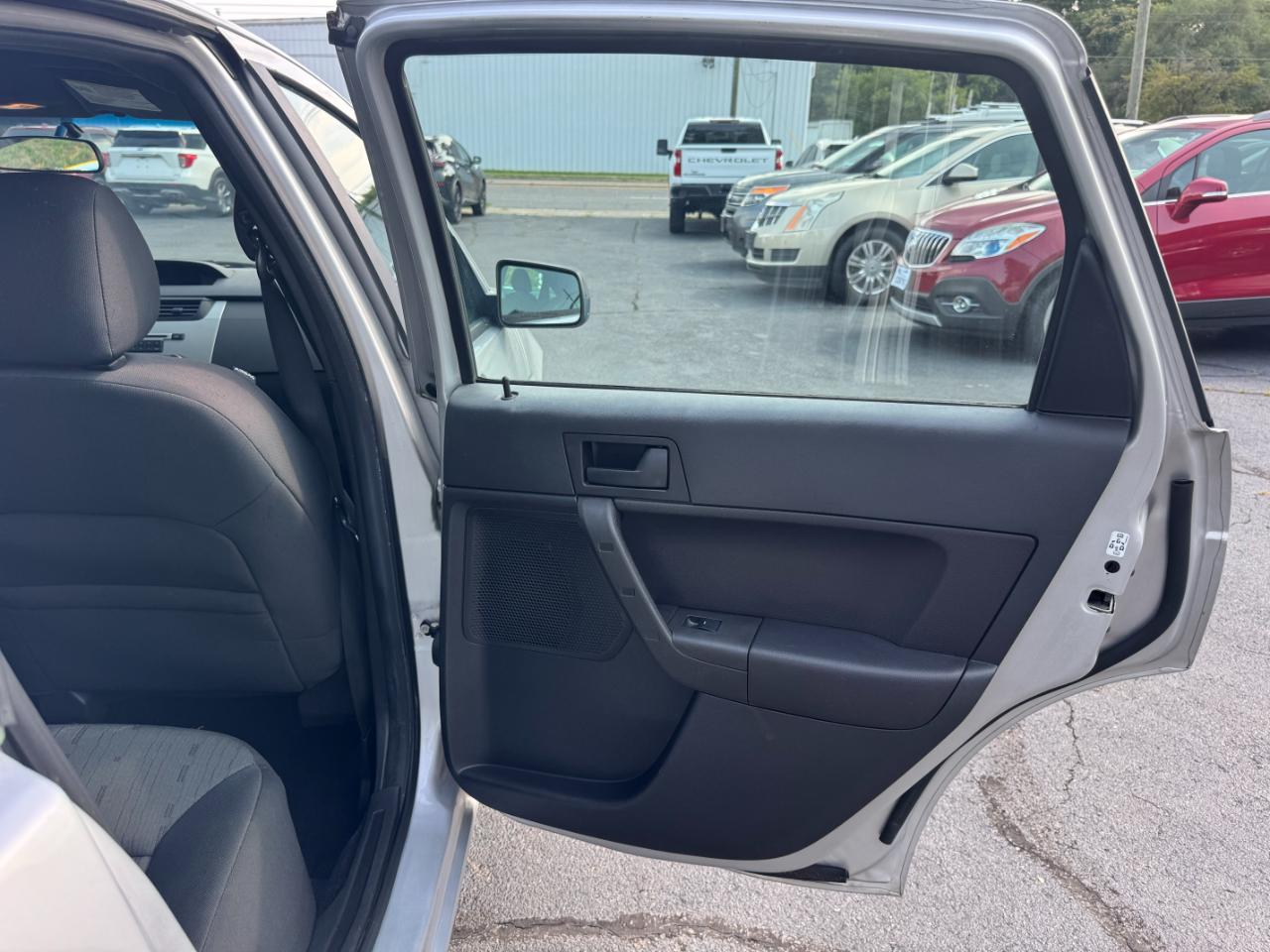 Ford Focus SE Sedan 2010