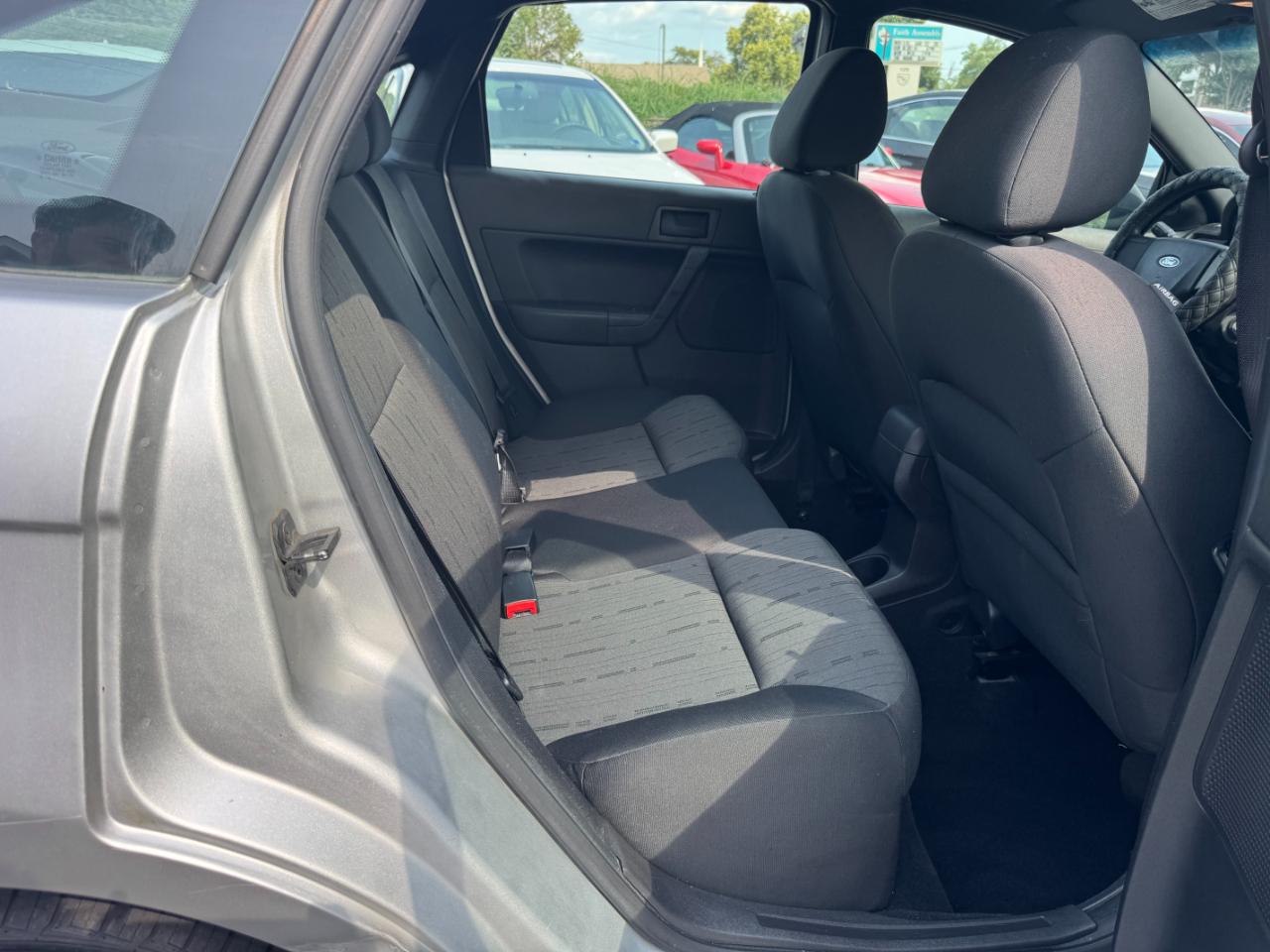 Ford Focus SE Sedan 2010