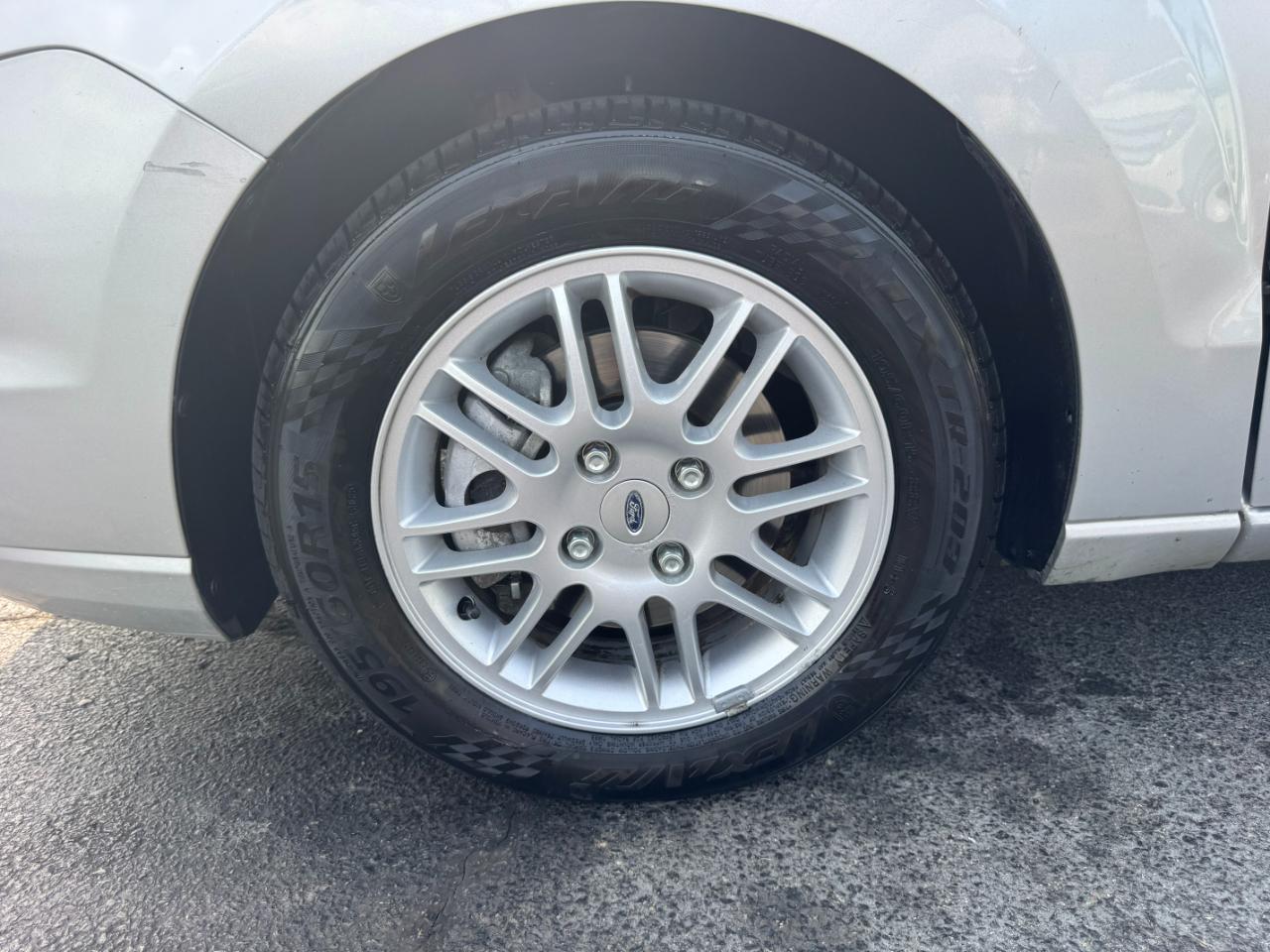 Ford Focus SE Sedan 2010